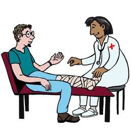 Ein Mann sitzt auf einer Kranken-Liege. Er hat einen Verband um ein Bein. Neben ihm sitzt eine Ärztin. Sie hat eine Hand auf den Fuß mit Verband von dem Mann gelegt.
