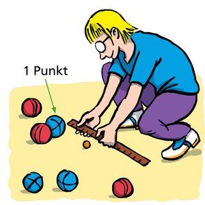 Eine Frau mit Brille, blauem T-Shirt und lila Hose hockt neben blauen und roten Boule-Kugeln. Sie misst den Abstand vom Schweinchen zu der nächsten Kugel. Das ist ein blaue Kugel, blau bekommt einen Punkt.