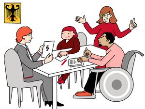 Eine Frau im Business-Kleidung sitzt an einem Tisch. Über ihr ist ein Schild mit dem Bundesadler. Sie hält ein Blatt in den Händen. Darauf ist ein Paragrafzeichen. Ihr gegenüber sitzen und stehen drei Personen, die gestikulieren und zuhören..