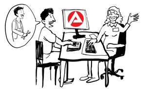 Ein junger Mann und eine ältere Frau sitzen in der Agentur für Arbeit an einem Bürotisch und sprechen miteinander. In der Sprechblase von dem Mann  ist der junge Mann mit einem Schraubenschlüssel in der Hand.