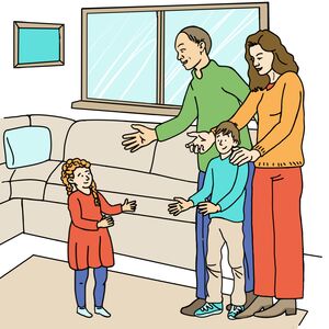 Eine Familie, Vater, Mutter und Sohn, stehen in einem Wohnzimmer. Sie begrüßen ein kleines Mädchen. Das Mädchen streckt die Arme aus zu der Familie.  Alle lächeln.